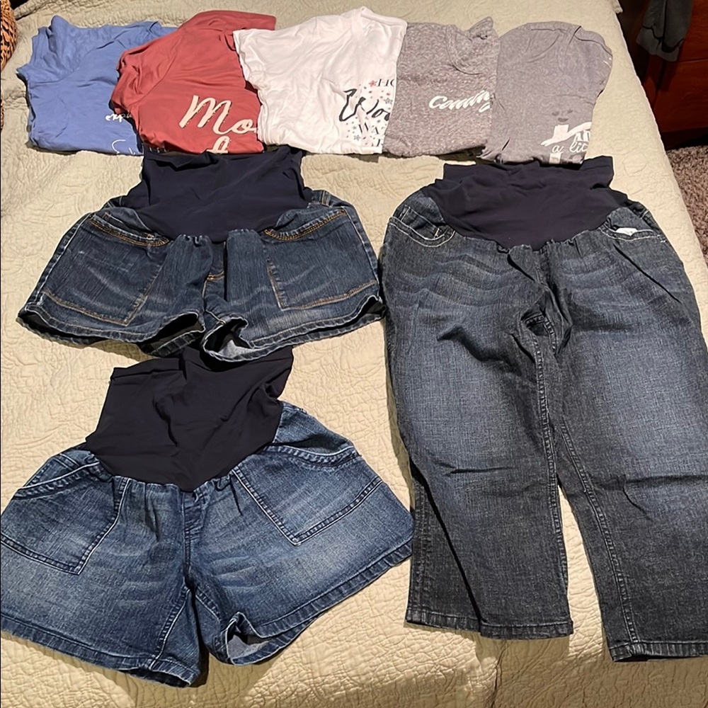 Maternity Bundle 5 graphic tees, 2 shorts, 1 capris